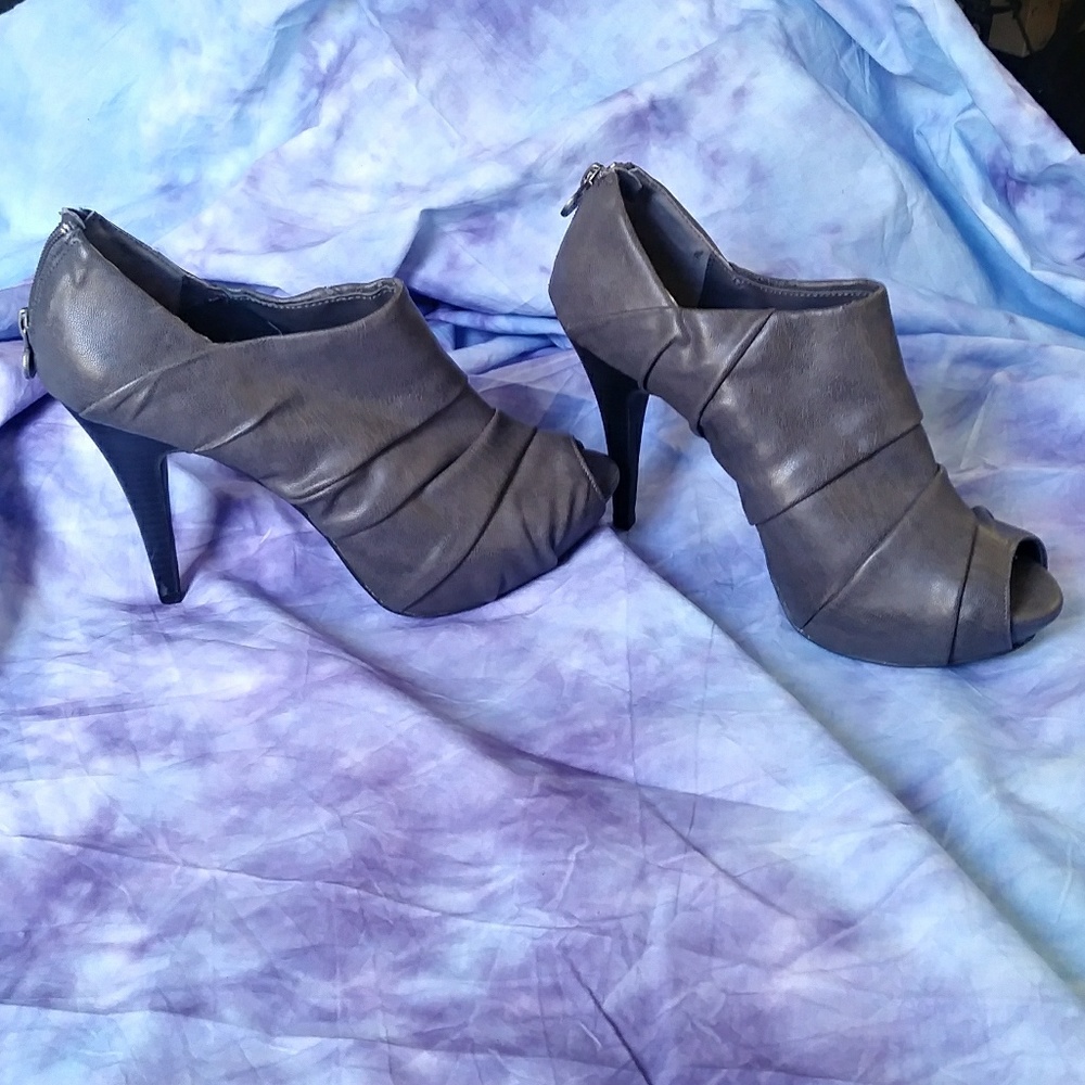 Gray leather boots (Simply Vera by Vera Wang)